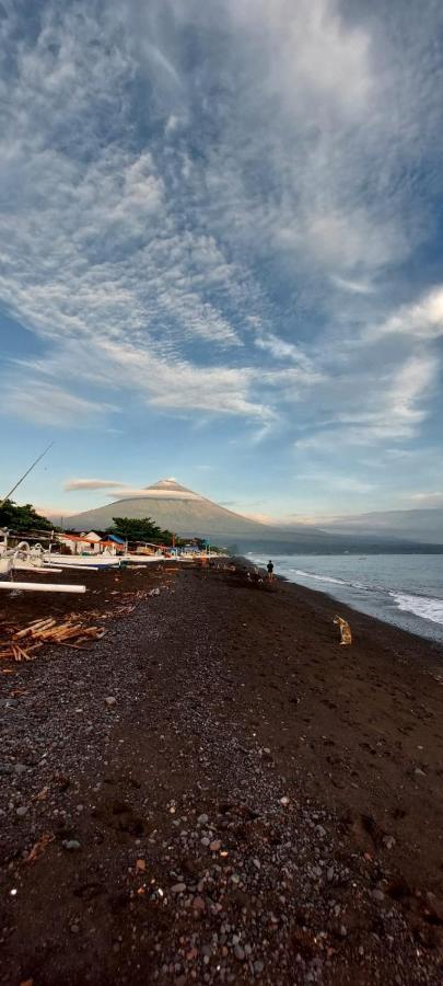 The Shooting Star Homestay Amed Extérieur photo