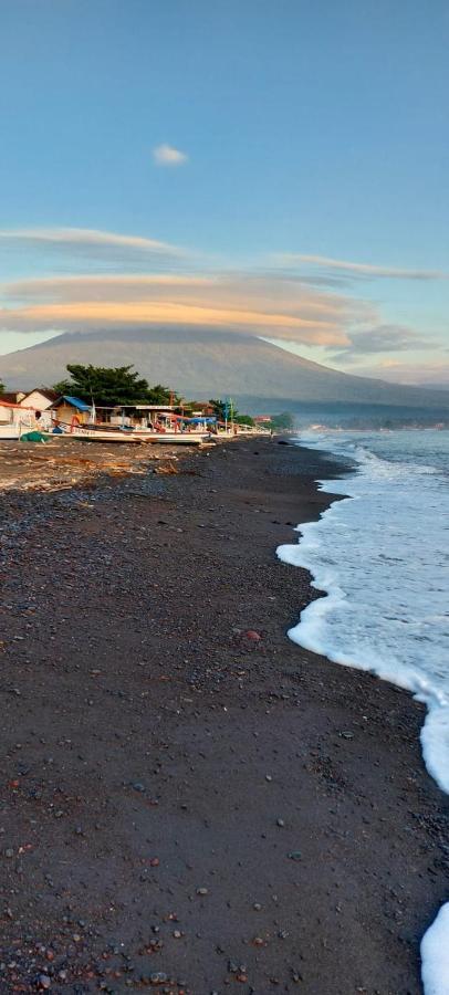 The Shooting Star Homestay Amed Extérieur photo