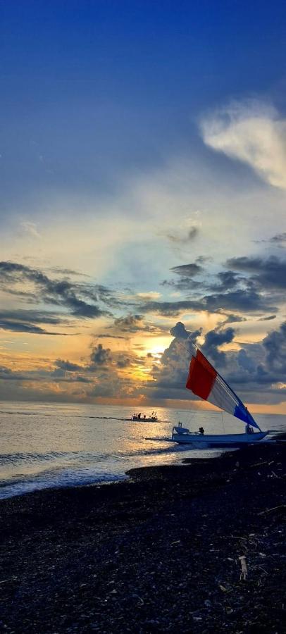 The Shooting Star Homestay Amed Extérieur photo